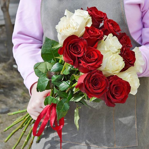 В 3 букетах было 15 роз. Букет из 15 красных и белых роз. 15 Красно белых роз. Букет из 15 роз.